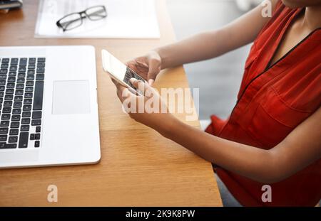 Les clients deviennent amis parce qu'elle se connecte toujours avec eux. Une femme d'affaires méconnaissable utilisant un téléphone cellulaire dans son bureau à domicile. Banque D'Images