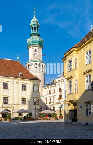 Sopron, Hongrie - 7 octobre 2022 : vue sur la tour de feu historique et la place principale de la vieille ville de Sopron Banque D'Images