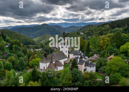 Spania Dolina, Slovaquie - 28 septembre 2022 : vue sur le village et l'église catholique romaine de Spania Dolina avec forêt verte d'été Banque D'Images