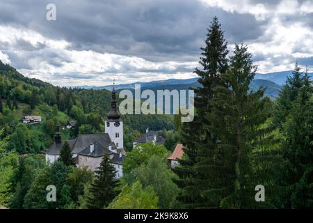 Spania Dolina, Slovaquie - 28 septembre 2022 : vue de l'église catholique romaine de Spania Dolina Banque D'Images