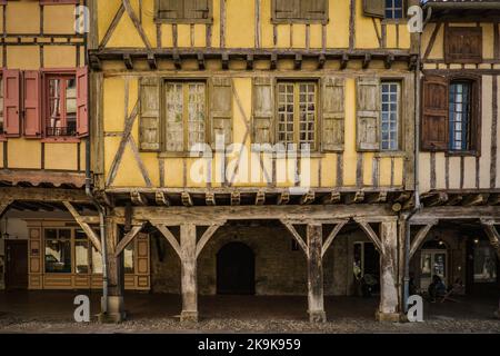 Les maisons à colombages du village médiéval de Mirepoix dans le sud de la France (Ariège) Banque D'Images