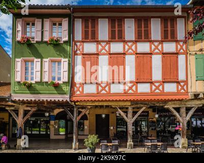 Les maisons à colombages du village médiéval de Mirepoix dans le sud de la France (Ariège) Banque D'Images