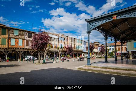 Le marché couvert et les maisons médiévales à colombages sur la place principale de Mirepoix, dans le sud de la France (Ariège) Banque D'Images