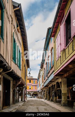 Les maisons à colombages du village médiéval de Mirepoix dans le sud de la France (Ariège) Banque D'Images