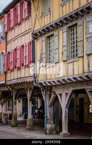 Les maisons à colombages du village médiéval de Mirepoix dans le sud de la France (Ariège) Banque D'Images