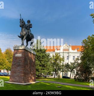 Szeged, Hongrie - 14 octobre 2022 : vue sur la statue équestre du roi Bela IV dans le centre-ville de Szeged Banque D'Images