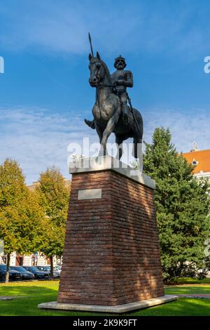 Szeged, Hongrie - 14 octobre 2022 : vue sur la statue équestre du roi Bela IV dans le centre-ville de Szeged Banque D'Images