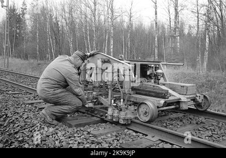 Suivre la révision en grandes équipes. Réglage des joints de rail Banque D'Images