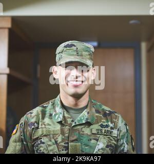 Portez votre confiance comme une armure. Un jeune soldat debout dans les dortoirs d'une académie militaire. Banque D'Images