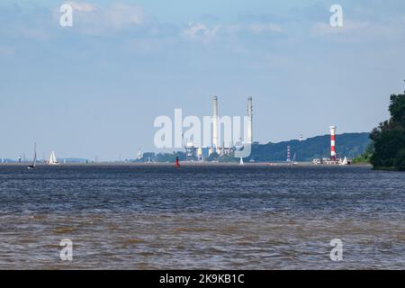 Hambourg, Allemagne. 11th juin 2022. La centrale thermique et électrique de Wedel, située sur l'Elbe, à l'extérieur de Hambourg. Credit: Jonas Walzberg/dpa/Alay Live News Banque D'Images