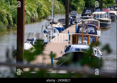 Hambourg, Allemagne. 11th juin 2022. De nombreux bateaux de plaisance sont amarrés à une jetée dans le port de Teufelsbrück. Credit: Jonas Walzberg/dpa/Alay Live News Banque D'Images