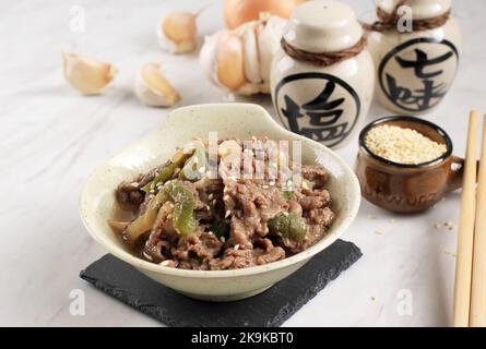 Bœuf Bulgogi coréen aux graines de sésame, sur une table en marbre blanc Banque D'Images