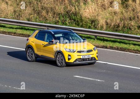 2017 jaune KIA STONIC 2 ISG 998cc essence, sur l'autoroute M6, Royaume-Uni Banque D'Images