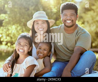 Famille, pique-nique et vacances des enfants, maman et papa ensemble dans le parc naturel heureux sur l'été, l'amour et le style de vie. Assurance vie, épargne et Banque D'Images