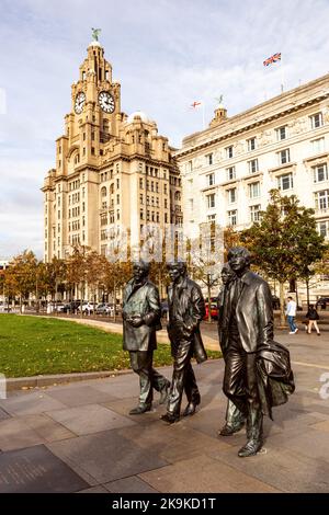 The Beatles Statue créée par Andy Edwards sur le Pier Head à Liverpool, Angleterre, Royaume-Uni. Banque D'Images