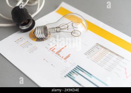 Tableau des niveaux d'énergie avec ampoules. Concept d'efficacité énergétique. Bannière Web avec espace de copie. Banque D'Images