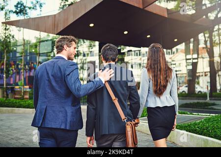 En route vers le séminaire. Photo d'un homme d'affaires méconnu qui se rend dans un bâtiment à l'extérieur. Banque D'Images