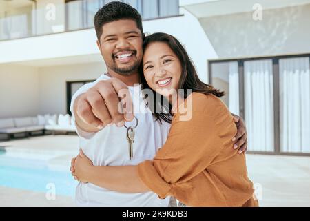 Propriétaire, couple et montrer les clés de la nouvelle maison, être heureux et réussi avec le sourire, se détendre et hug. Portrait, homme noir et femme asiatique célèbrent, on Banque D'Images