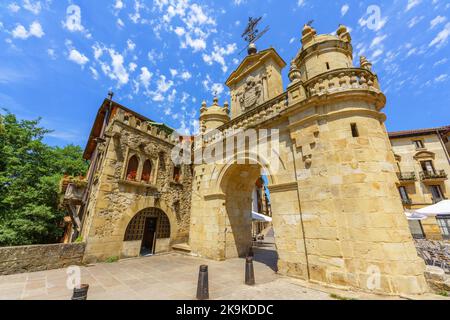 Vue sur l'arche de Santa Ana ancienne porte du mur Durango construit en 1566 mais restauré dans le style baroque Banque D'Images