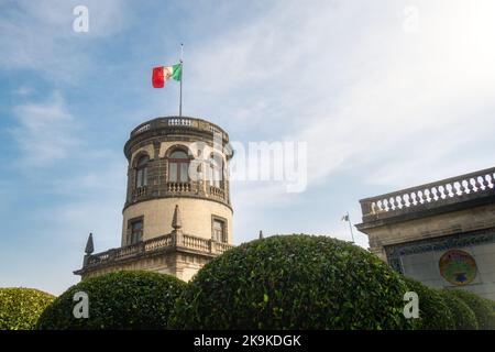Un château historique de Chapultepec avec drapeau dans la ville de mexico avec drapeau Banque D'Images