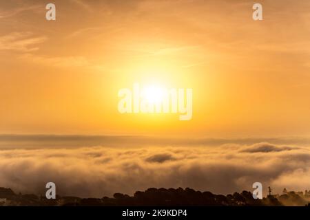 LEVER DE SOLEIL AÉRIEN AU-DESSUS DE LA BRUME DE MER COSTA BRAVA CÔTE GERONA CATALOGNE ESPAGNE Banque D'Images