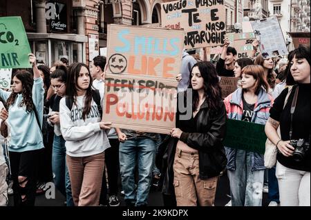 Cuneo, Italie. 23 septembre 2022. Grève et manifestation d'étudiants vendredi pour l'avenir, pour le climat et l'environnement Banque D'Images