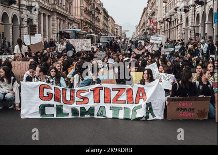 Cuneo, Italie. 23 septembre 2022. Grève et manifestation d'étudiants vendredi pour l'avenir, pour le climat et l'environnement Banque D'Images