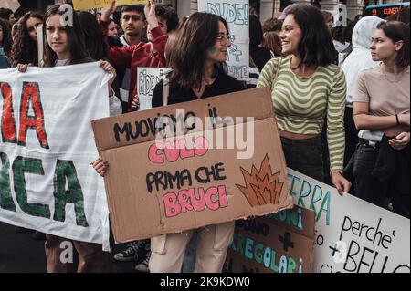 Cuneo, Italie. 23 septembre 2022. Grève et manifestation d'étudiants vendredi pour l'avenir, pour le climat et l'environnement Banque D'Images