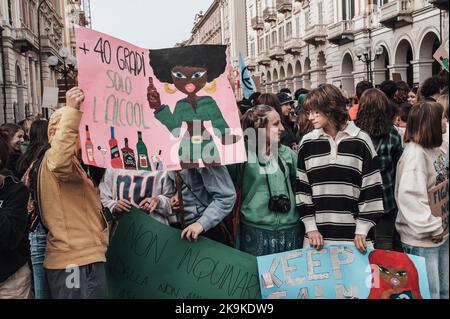 Cuneo, Italie. 23 septembre 2022. Grève et manifestation d'étudiants vendredi pour l'avenir, pour le climat et l'environnement Banque D'Images