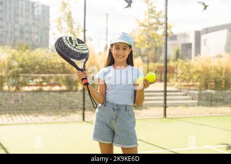 petite fille jouant padel à l'extérieur Banque D'Images