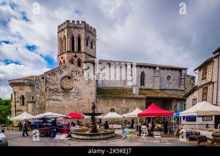 Vue sur la cathédrale romane Saint Lizier le jour du marché dans le sud de la France (Ariège) Banque D'Images