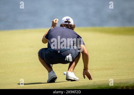 CHONBURI, THAÏLANDE - OCTOBRE 29 : Harrison Crowe, d'Australie, vérifie sa ligne de mise sur le 12th trous au cours de la ronde 3 au Championnat amateur Asie-Pacifique 2022 au Amata Spring Country Club on 29 octobre 2022 à CHONBURI, THAÏLANDE (photo de Peter van der Klooster/Alay Live News) Banque D'Images