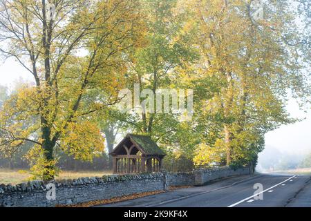 Cimetière de Shobdon dans la brume d'automne, Herefordshire, Angleterre Banque D'Images