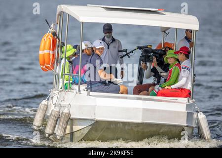 CHONBURI, THAÏLANDE - OCTOBRE 29 : Harrison Crowe d'Australie, Minhyuk Song de Corée et Pongsapak Laopakdee de Thaïlande reviennent du vert de l'île du trou 17 au cours de la ronde 3 au Championnat amateur Asie-Pacifique 2022 au Amata Spring Country Club on 29 octobre 2022 à CHONBURI, THAÏLANDE (photo de Peter van der Klooster/Alay Live News) Banque D'Images