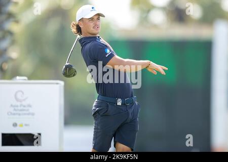 CHONBURI, THAÏLANDE - OCTOBRE 29 : Harrison Crowe d'Australie sur le tee du trou 18 au cours de la ronde 3 au Championnat amateur de l'Asie-Pacifique 2022 au Amata Spring Country Club on 29 octobre 2022 à CHONBURI, THAÏLANDE (photo de Peter van der Klooster/Alay Live News) Banque D'Images