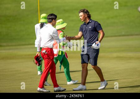 CHONBURI, THAÏLANDE - OCTOBRE 29 : Harrison Crowe d'Australie et Minhyuk Song de Corée se secouent après la ronde 3 au Championnat amateur de l'Asie-Pacifique 2022 au Amata Spring Country Club on 29 octobre 2022 à CHONBURI, THAÏLANDE (photo de Peter van der Klooster/Alamy Live News) Banque D'Images