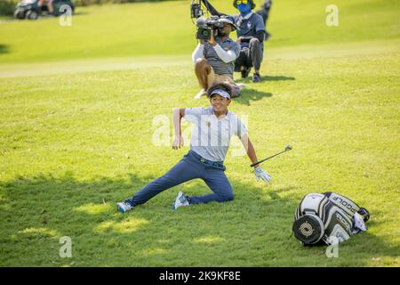 CHONBURI, THAÏLANDE - OCTOBRE 29: Ratchanon “TK”Chantananuwat de Thaïlande tombe dans la douleur après un coup de feu sur le trou 12 au cours de la ronde 3 au Championnat amateur de l'Asie-Pacifique 2022 à Amata Spring Country Club on 29 octobre 2022 à CHONBURI, THAÏLANDE (photo par Peter van der Klooster/Alay Live News) Banque D'Images