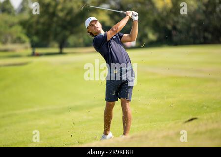 CHONBURI, THAÏLANDE - OCTOBRE 29 : Harrison Crowe, d'Australie, joue du fairway sur le 16th trous au cours de la ronde 3 au Championnat amateur Asie-Pacifique 2022 au Amata Spring Country Club on 29 octobre 2022 à CHONBURI, THAÏLANDE (photo de Peter van der Klooster/Alamy Live News) Banque D'Images