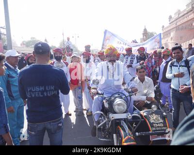 Bikaner Rajasthan, Inde : 14 janvier 2018 – Grand homme de la moustache en moto au festival Bikaner, Rajasthan, Inde. Banque D'Images