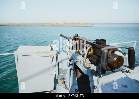 Image couleur d'une mitrailleuse automatique sur le pont d'un navire militaire, en mer. Banque D'Images