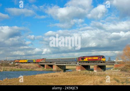 Une paire de locomotives diesel de classe 67 numéros 67003 et 67012 est en haut et en train d'essai Serco à Ely Dock Junction le 8th février 2006. Banque D'Images