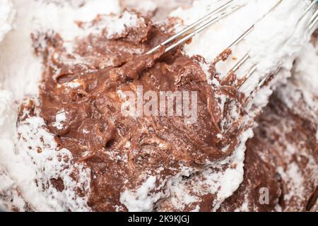 mélange de merengue blanche et de crème au chocolat, mise au point douce en gros plan Banque D'Images