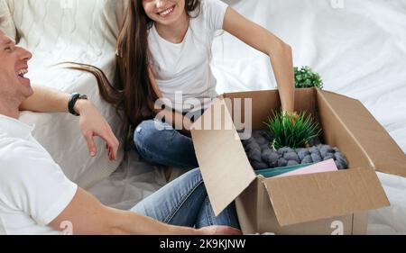 heureux couple ouvrant des boîtes dans un nouvel appartement . Banque D'Images
