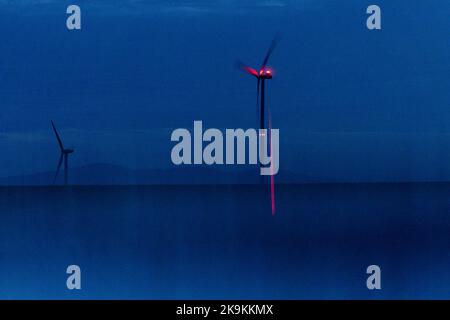 Reichenbach, Allemagne. 28th octobre 2022. Les éoliennes se démarquent à l'heure bleue à Reichenbach, 28 octobre 2022. Credit: dpa/Alay Live News Banque D'Images