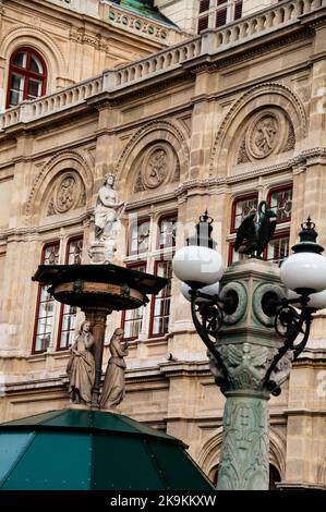 Renaissance Revival Operbrunnen ou Fontaine de l'Opéra, Opéra de Vienne, Autriche. Banque D'Images