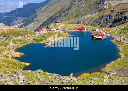 Roumanie: Lac Balea (roumain: Lac Balea) d'en haut. Le lac est situé en haut du col sur la Transfagaras High Road dans la montagne Fagaras Banque D'Images
