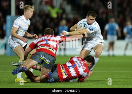 Gloucester, Royaume-Uni. 28th octobre 2022. Harvey Skinner de Exeter Chiefs est attaqué par Santiago Socino et Harry Elrington de Gloucester Rugby lors du match Gallagher Premiership Gloucester Rugby vs Exeter Chiefs au stade Kingsholm, Gloucester, Royaume-Uni, 28th octobre 2022 (photo de Nick Browning/News Images) à Gloucester, Royaume-Uni le 10/28/2022. (Photo de Nick Browning/News Images/Sipa USA) crédit: SIPA USA/Alay Live News Banque D'Images