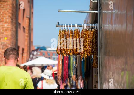 Colliers ambrés dans la boutique de souvenirs de Gdansk. Assortiment de souvenirs en ambre, souvenirs touristiques traditionnels et cadeaux Banque D'Images