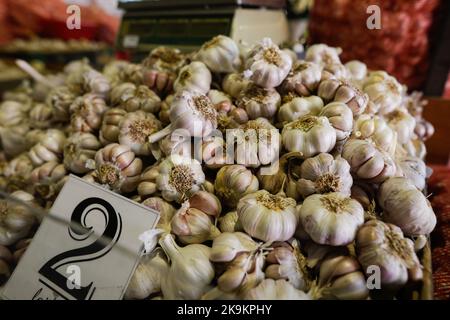 Détails de faible profondeur de champ (mise au point sélective) avec de l'ail sec sur un stand dans le marché d'Obor à Bucarest, Roumanie. Banque D'Images