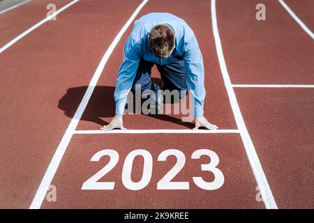 bonne année 2023. concept de démarrage d'une entreprise ou d'une carrière dans la nouvelle année. homme d'affaires se préparant à courir. ouverture d'une entreprise en 2023. transiti Banque D'Images